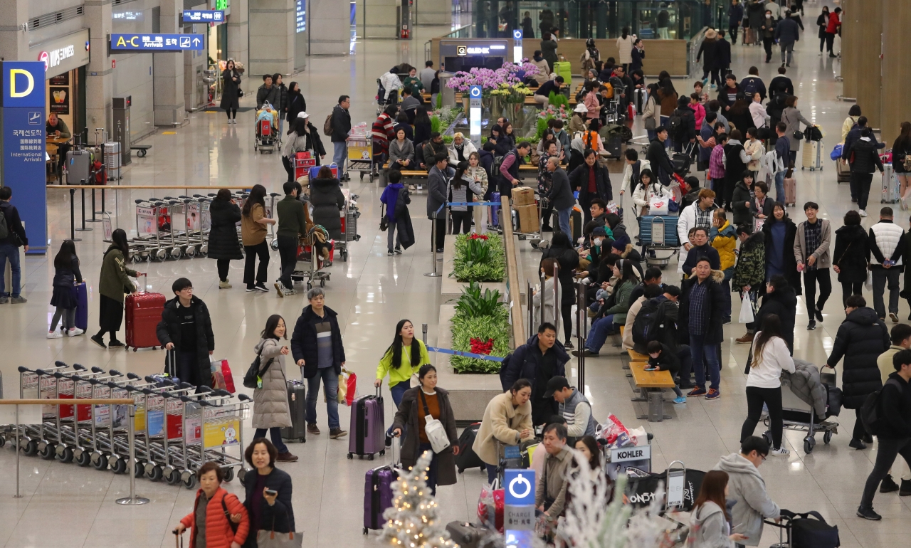 설 명절 연휴 마지막 날인 6일 오후 인천국제공항 1터미널 입국장이 휴가를 마친 사람들로 붐비고 있다. ⓒ뉴시스