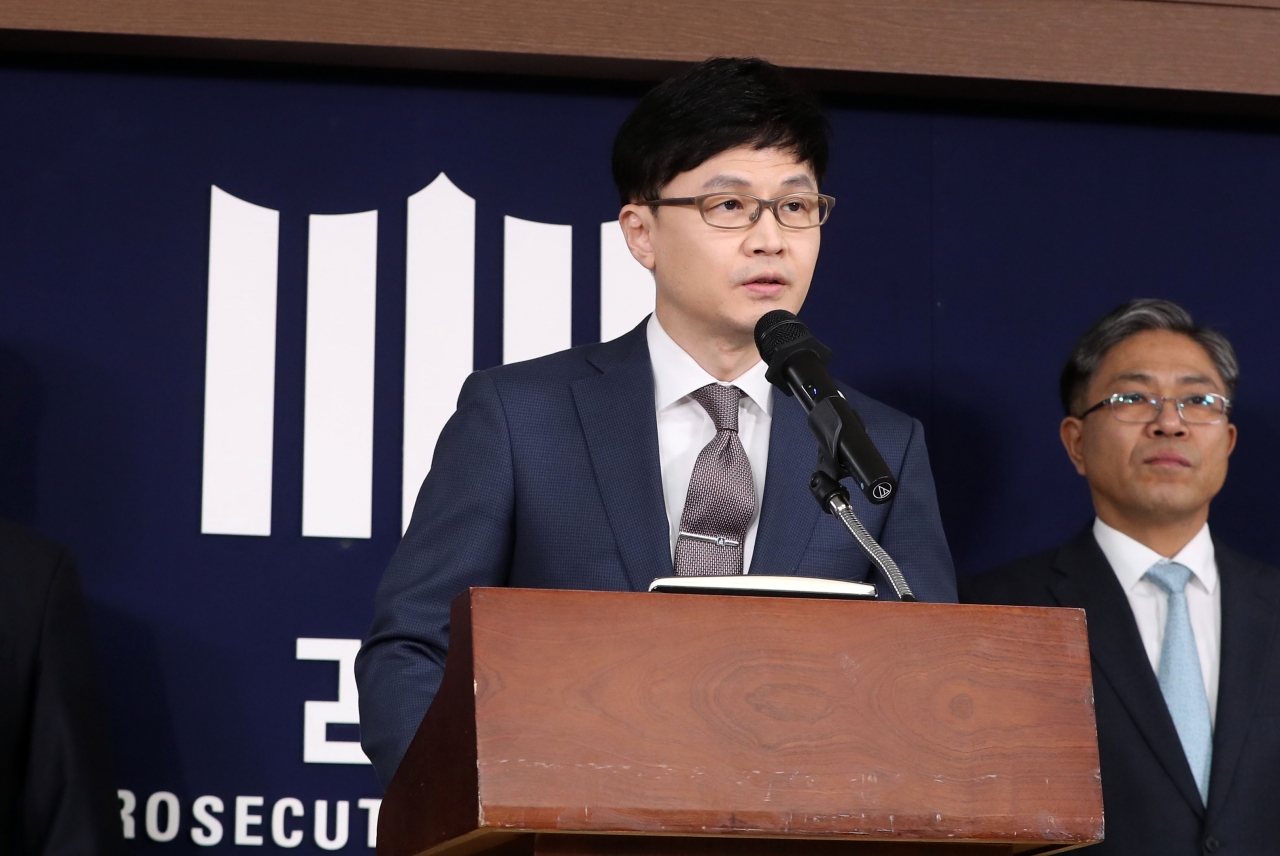 한동훈 서울중앙지방검찰청 제3차장검사가 11일 오후 서울 서초동 서울중앙지방검찰청 브리핑룸에서 사법행정권 남용으로 구속 기소한 양승태 전 대법원장 중간 수사 결과를 발표하고 있다. ⓒ뉴시스