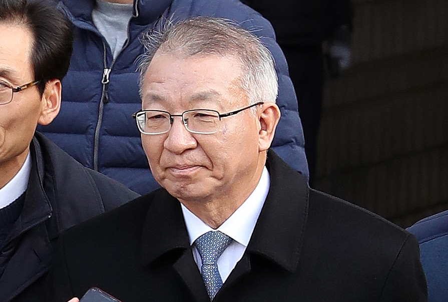 사법행정권 남용 의혹으로 구속영장이 청구된 양승태 전 대법원장이 지난달 23일 오후 서울 서초구 서울중앙지방법원에서 영장실질심사를 마치고 서울구치소로 향하고 있다. ⓒ뉴시스