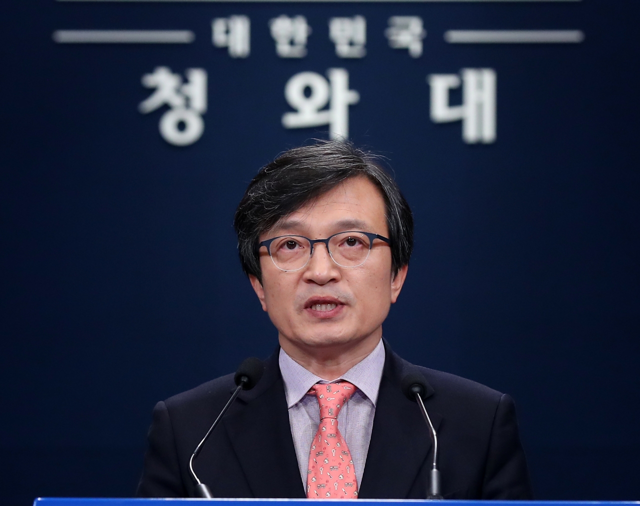 김의겸 대변인이 11일 청와대 춘추관 대브리핑룸에서 "문재인 대통령이 자유한국당이 추천한 5·18 민주화운동 진상규명조사위원회 위원 3명 중 이동욱 전 월간조선 기자와 권태오 전 한미연합군사령부 작전처장은 임명하지 않고 국회에 재추천해달라는 공문을 보냈다"고 밝히고 있다. ⓒ뉴시스