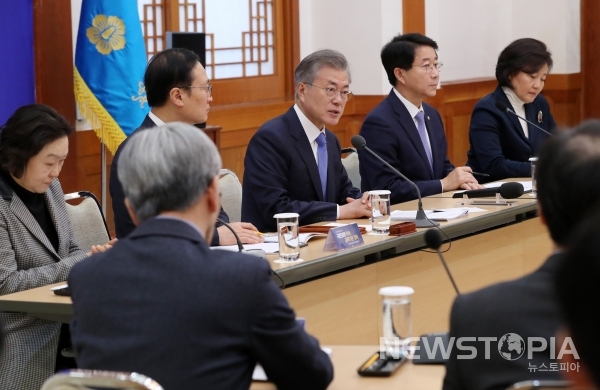 문재인 대통령은 15일 오전 청와대 본관에서 '국가정보원·검찰·경찰 개혁 전략회의'를 주재하고 있다. 왼쪽부터 인재근 국회 행정안전위원장, 홍영표 더불어민주당 원내대표, 문 대통령, 더불어민주당 조정식 정책위의장, 박영선 국회 사법개혁특별위원장. ⓒ뉴시스