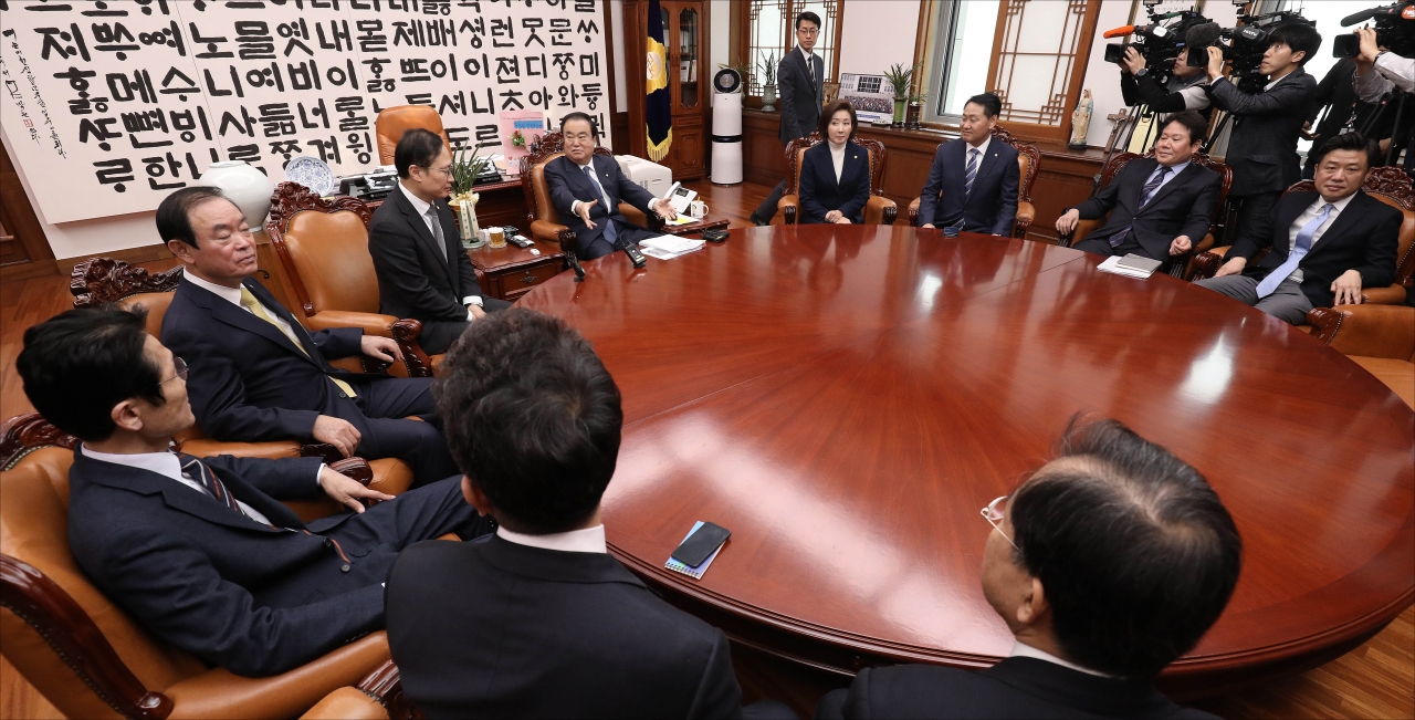 문희상 국회의장과 홍영표 더불어민주당 원내대표, 나경원 자유한국당 원내대표, 김관영 바른미래당 원내대표, 장병완 민주평화당 원내대표, 윤소하 정의당 원내대표 등 여야 5당 원내대표단이 19일 오전 서울 영등포구 여의도 국회에서 국회의장-여야 5당 원내대표 회동을 갖고 있다. ⓒ뉴시스