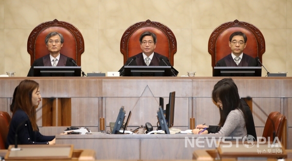 김명수 대법원장이 20일 오후 서울 서초구 대법원에서 열린 전원합의체 공개변론을 진행하고 있다. 이날 열린 공개변론에서는 명의신탁자가 명의수탁자 앞으로 등기를 마친 부동산을 회복할 수 있는지 여부를 각계 의견을 통해 논의한다.ⓒ뉴시스