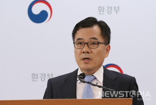 홍정기 4대강 조사평가단장이 지난 2일 정부세종청사에서 4대강 16개 보 중 13개 보의 개방을 확대하고 관측을 강화한다고 밝히고 있다. 이에따라 금강과 영산강의 모든 보는 완전개방, 낙동강 7개 보는 취수제약 수위까지 개방(4개) 또는 완전개방(3개), 한강은 이포보가 개방된다.ⓒ뉴시스