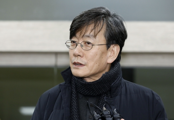 폭행과 협박 의혹을 받고 있는 손석희 JTBC 대표이사가 17일 새벽 서울 마포경찰서에서 조사를 받은 뒤 귀가 중 취재진 질문에 답변하고 있다.ⓒ뉴시스