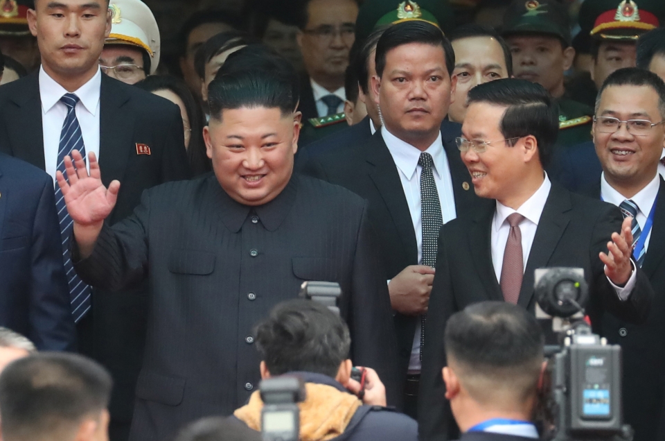 제2차 북미정상회담 일정을 하루 앞둔 26일 김정은 북한 국무위원장이 특별열차를 타고 베트남 랑선성 동당역에 도착, 손을 흔들어 인사하고 있다.