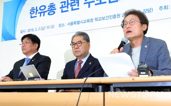 3일 오후 서울 종로구 서울시교육청에서 서울과 경기, 인천 교육감들이 한유총 개학 연기 관련 공동 기자회견을 하고 있다. 왼쪽부터 도성훈 인천시교육감, 이재정 경기도교육감, 조희연 서울시교육감.ⓒ뉴시스