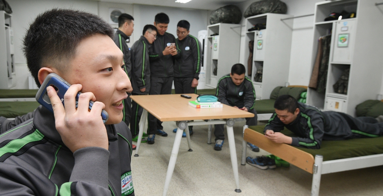 국방부는 오는 4월 1일부터 '병(兵) 일과 후 휴대전화 사용'을 전면 허용한다. ⓒ뉴시스