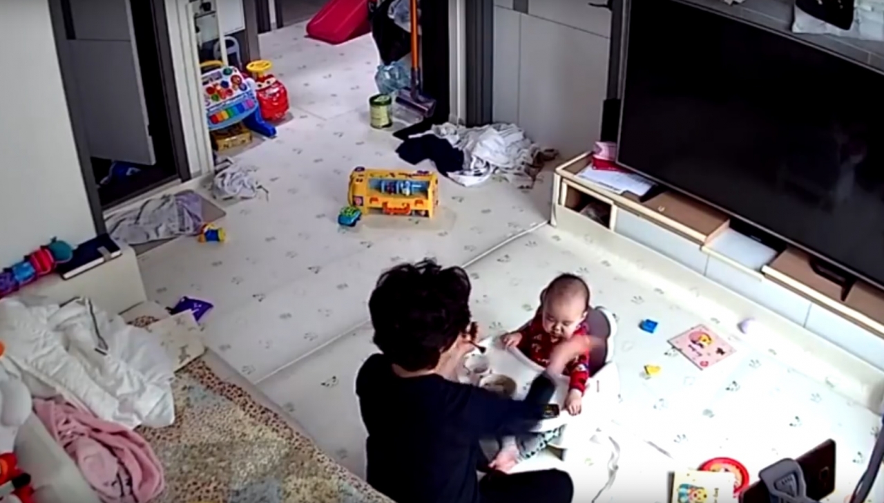 피해 아기의 부모가 청와대 국민청원에 고발글과 함께 아이돌보미가 거실과 침실에서 아이를 학대하는 장면이 담긴 6분 23초 분량의 CCTV녹화영상을 올렸다. ⓒ유튜브 화면 캡쳐