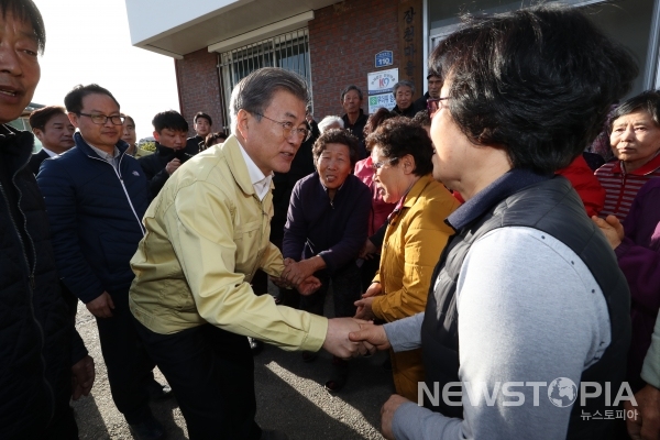 문재인 대통령이 5일 오후 강원도 속초시 장사동 장천마을을 방문해 산불 피해 현장을 찾아 이재민을 위로하고 있다. ⓒ뉴시스