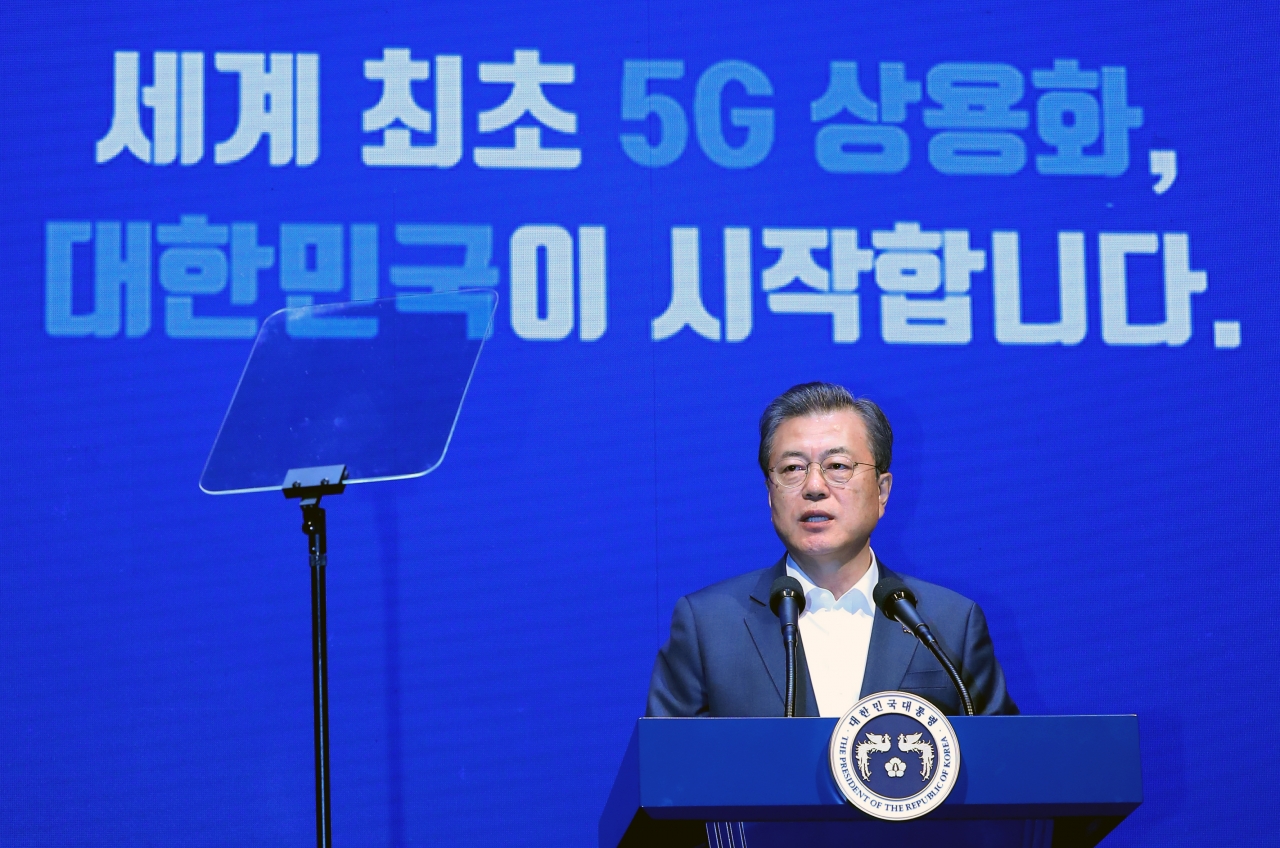 문재인 대통령이 8일 서울 송파구 올림픽공원 K-아트홀에서 열린 코리안 5G 테크 콘서트 '세계 최초 5G 상용화, 대한민국이 시작합니다' 행사에 참석하여 기념사를 하고 있다. ⓒ뉴시스