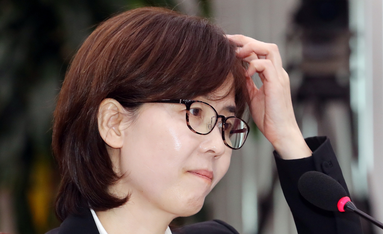 이미선 헌재 재판관 후보자가 10일 서울 여의도 국회에서 열린 법제사법위원회 전체회의 인사청문회에서 주식에 대한 의원들의 질의에 곤혹스러워 하고 있다. ⓒ뉴시스