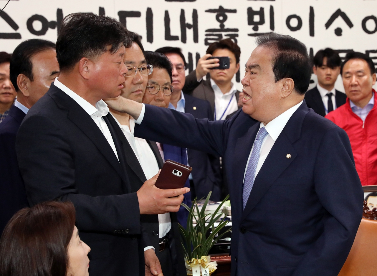 문희상 국회의장이 패스트트랙 철회를 요구하며 지난달 24일 오전 서울 영등포구 여의도 국회의장실을 항의방문한 자유한국당 나경원 원내대표 등 의원들과 이야기를 나누다 다른 일정차 의장실을 나서려 할때 김명연 의원이 막아서고 있다. ⓒ뉴시스