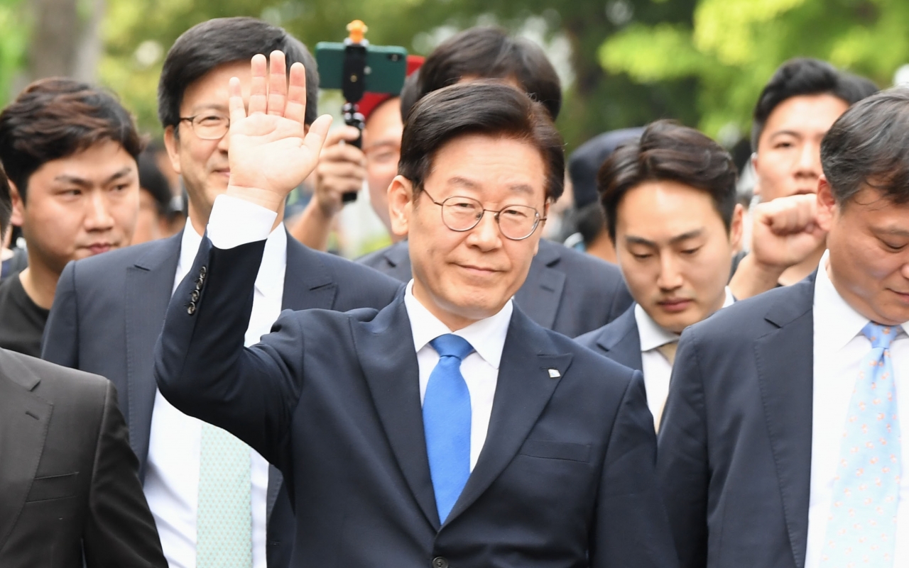 직권남용·공직선거법 위반 혐의로 기소된 이재명 경기지사가 16일 오후 경기도 성남시 수정구 수원지방법원 성남지원에서 열린 선고 공판을 마치고 손을 흔들며 법원을 나서고 있다. ⓒ뉴시스