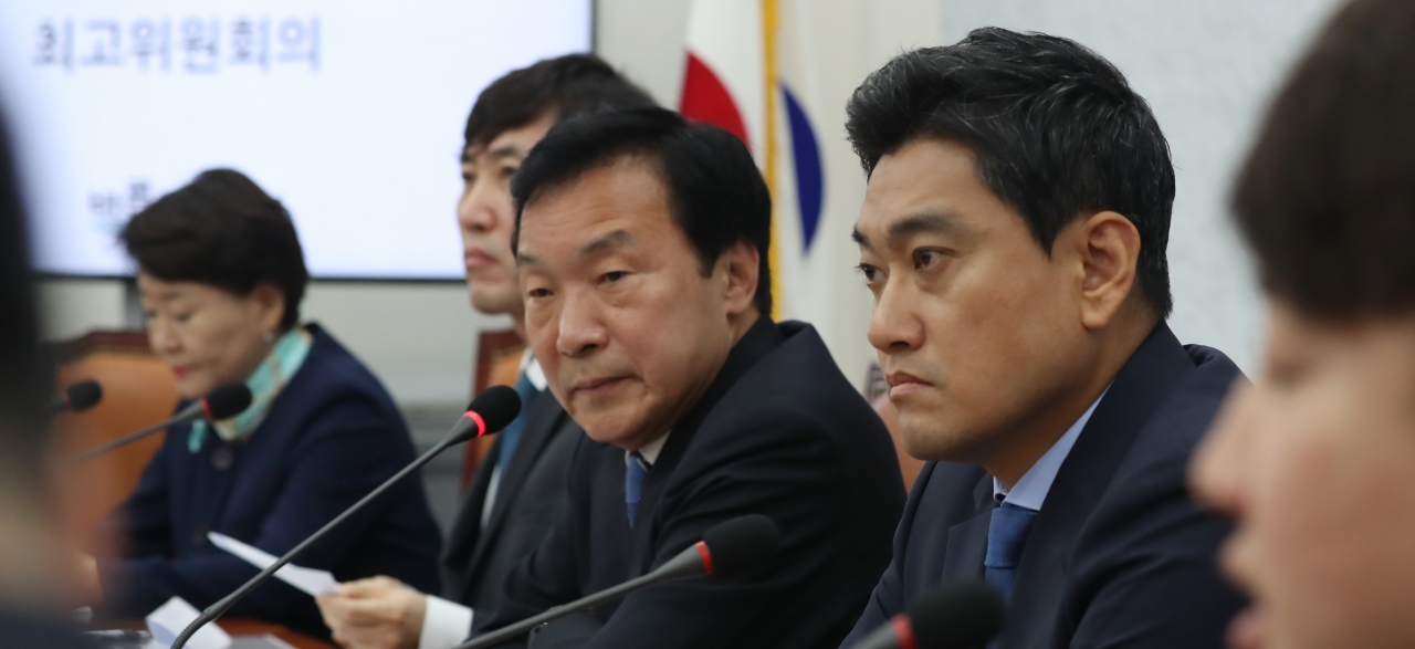 17일 서울 여의도 국회에서 열린 바른미래당 제97차 최고위원회의에서 이준석 최고위원의 발언을 손학규 대표 등 참석자들이 심각한 표정으로 듣고 있다. ⓒ뉴시스