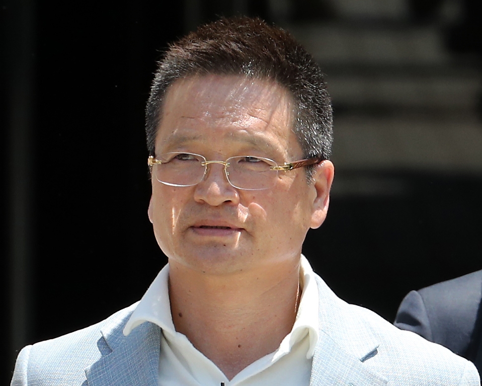 김학의 전 법무부 차관 관련 의혹의 '키맨' 건설업자 윤중천씨가 22일 서울 서초구 서울중앙지방법원에서 구속 전 피의자 심문(영장실질심사)을 마치고 법정을 나서고 있다. ⓒ뉴시스