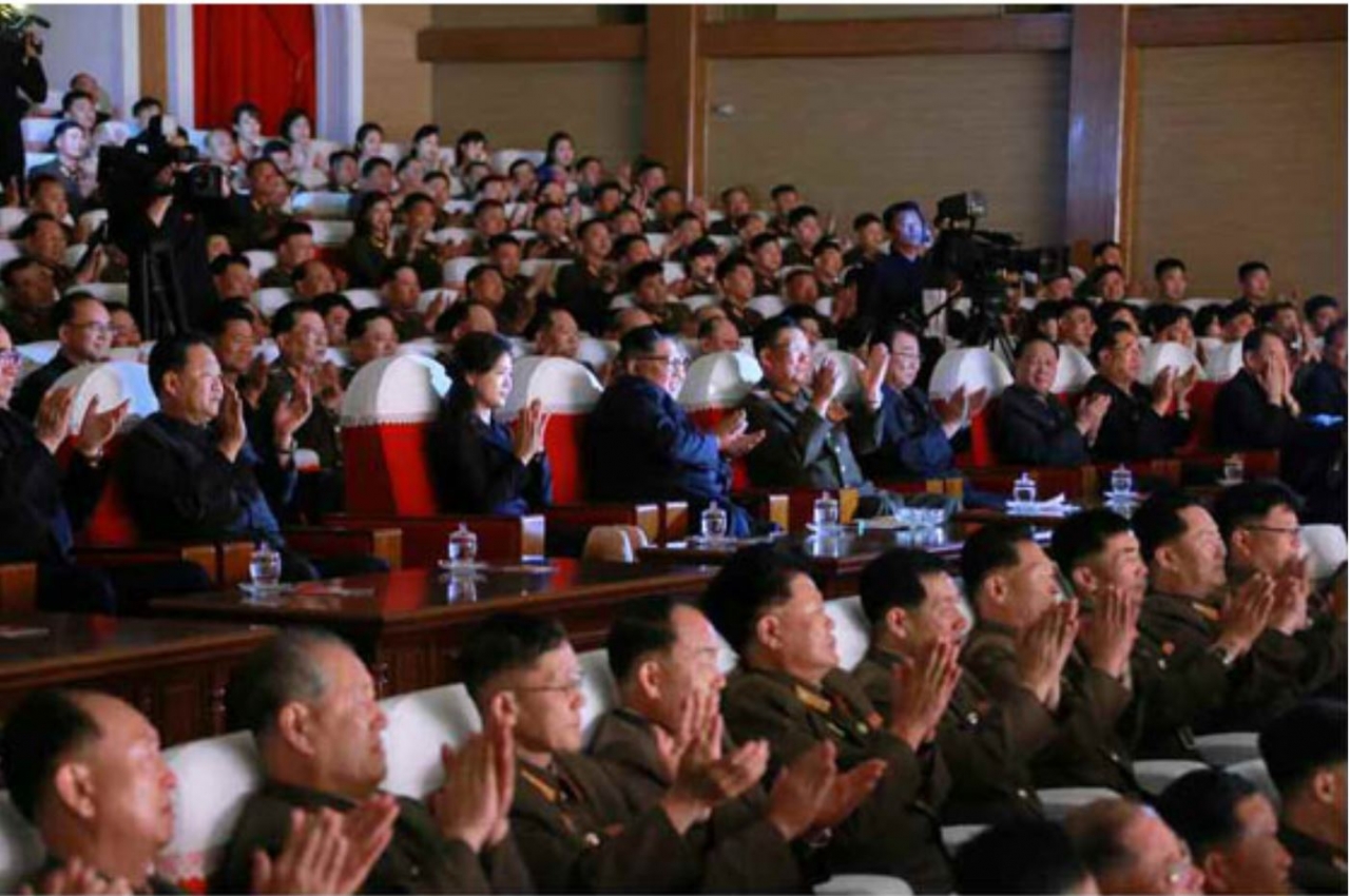 군 공연을 관람하고 있는 김정은 북한 국무위원장. ⓒ노동신문 캡쳐/ 뉴시스