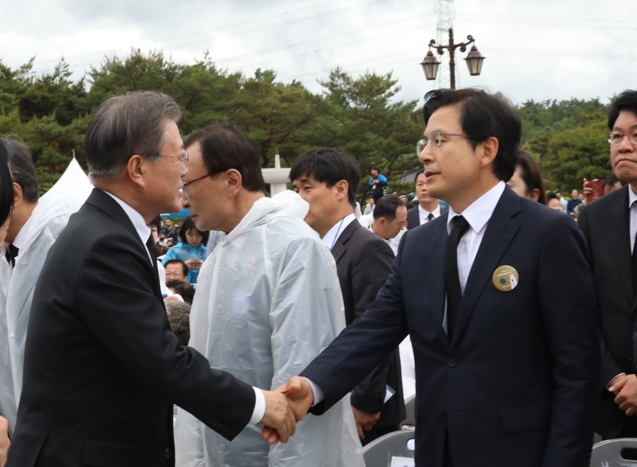 문재인 대통령이 지난달 18일 오전 광주 북구 국립5·18민주묘지에서 열린 '제39주년 5·18민주화운동 기념식'에 참석하며 황교안 자유한국당 대표와 인사를 하고 있다. ⓒ뉴시스