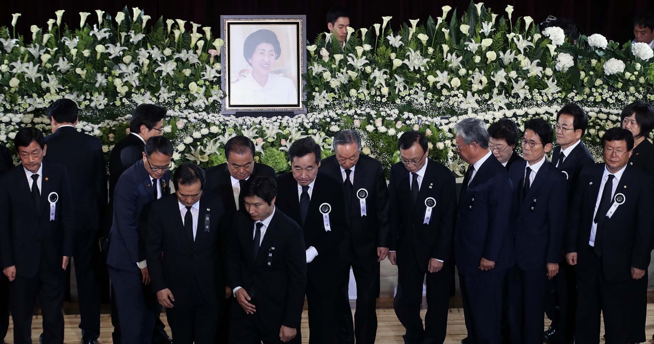 14일 오전 서울 동작구 국립서울현충원에서 열린 고 김대중 전 대통령의 부인 이희호 여사 추모식에서 이낙연 국무총리, 문희상 국회의장, 진영 행정안전부 장관, 이해찬 더불어민주당 대표, 황교안 자유한국당 대표, 손학규 바른미래당 대표, 정동영 민주평화당 대표, 이정미 정의당 대표가 헌화를 마친 뒤 제자리로 이동하고 있다. ⓒ뉴시스