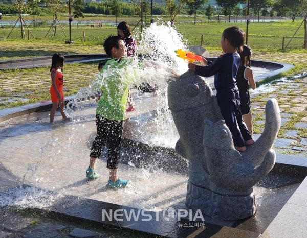 경남 밀양시 삼문동 고수부지 바닥 분수대를 찾은 어린이들이 물놀이를 즐기고 있다.ⓒ뉴시스