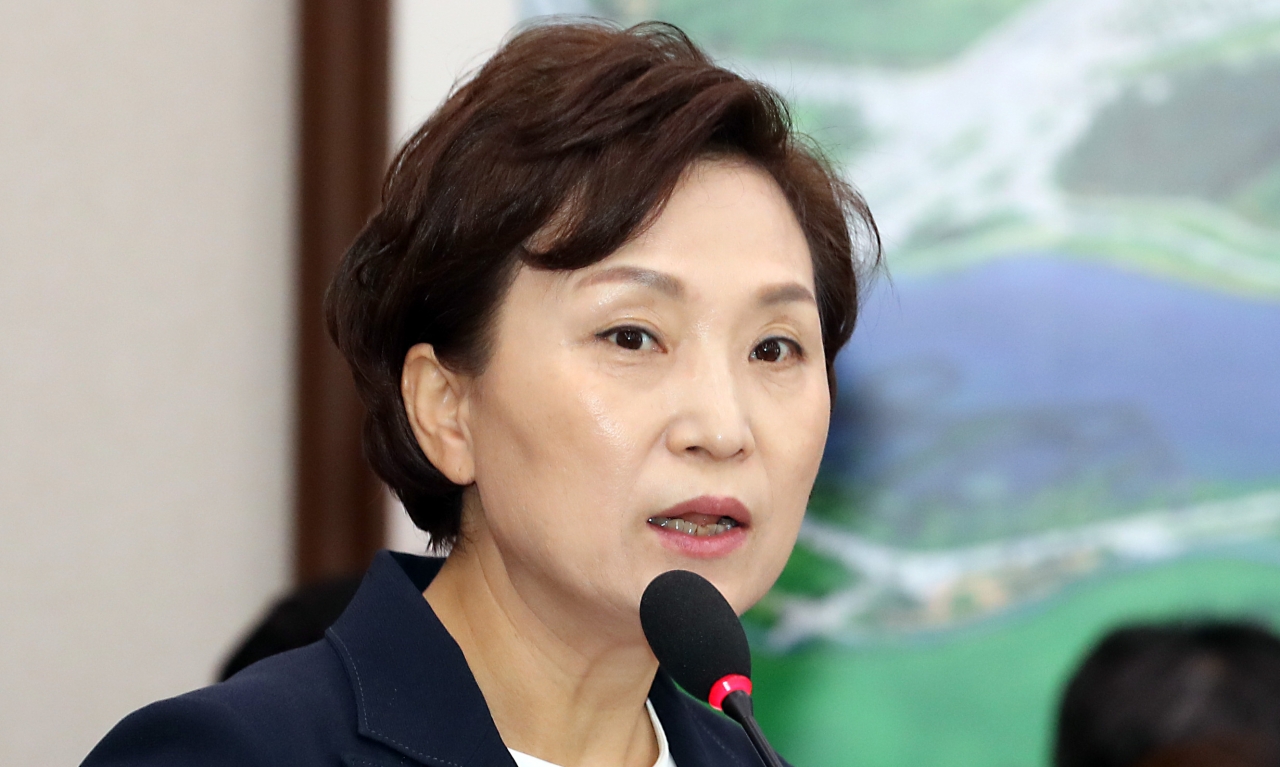 8일 서울 여의도 국회에서 열린 국토교통위원회 제1차 전체회의에서 김현미 국토교통부 장관이 업무보고를 하고 있다. ⓒ뉴시스
