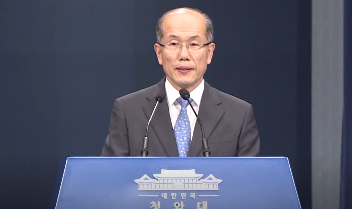 국가안전보장회의(NSC) 사무처장인 청와대 김유근 국가안보실 1차장이 12일 오후 춘추관에서 일본 수출규제 조치 관련 브리핑을 하고 있다. ⓒ연합뉴스TV 캡쳐