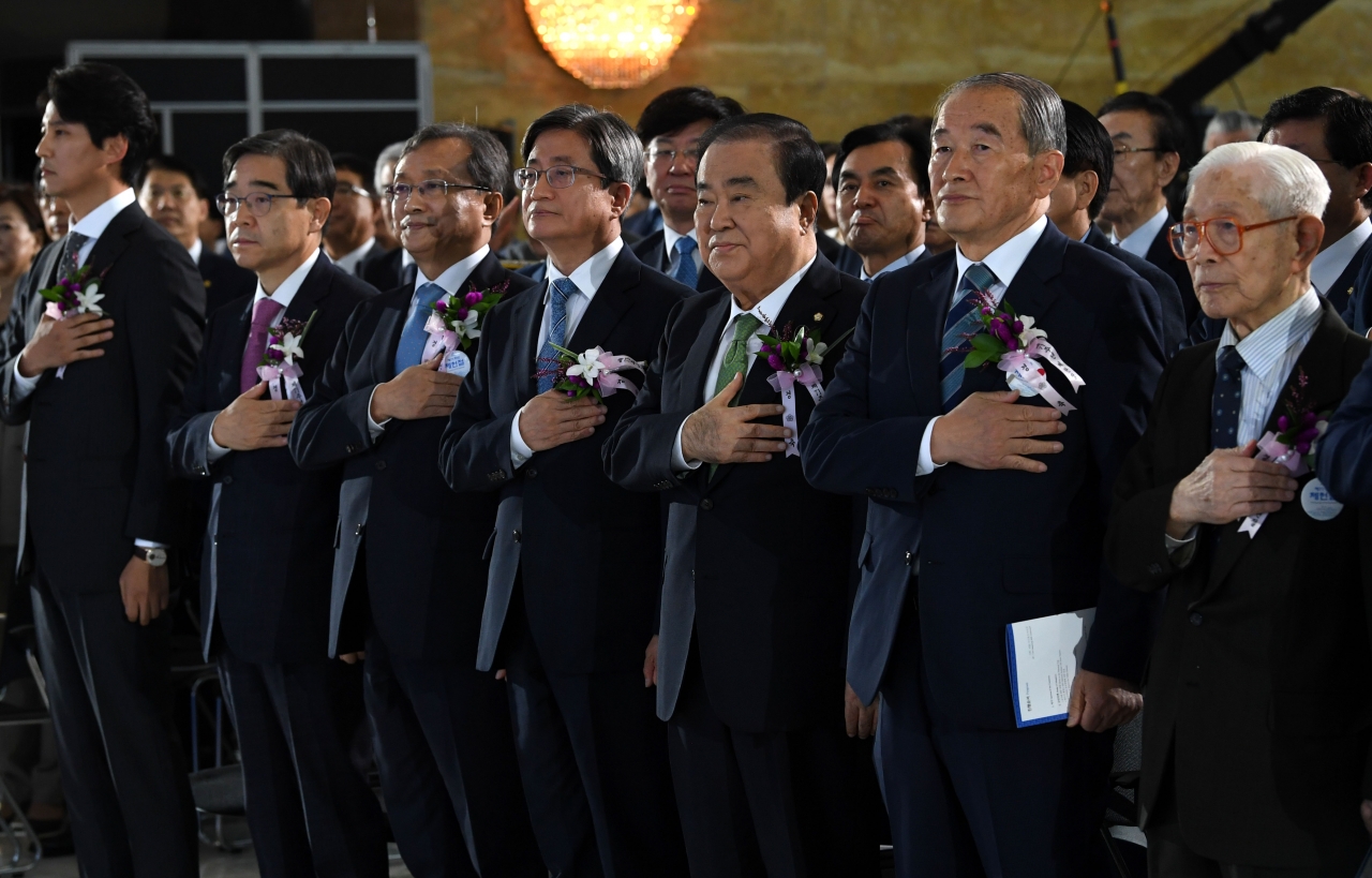 문희상 국회의장을 비롯한 5부 요인 및 당 대표들이 17일 오전 국회에서 열린 제71주년 제헌절 경축식에서 국기에 대한 경례를 하고 있다. ⓒ뉴시스
