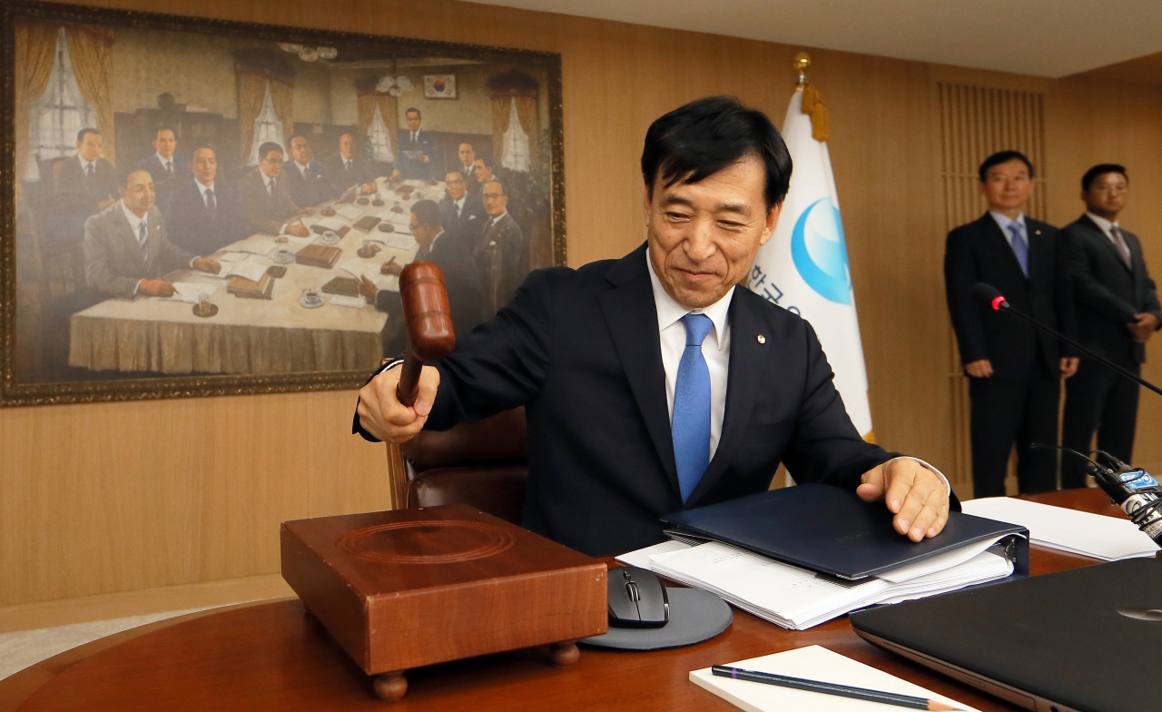 이주열 한국은행 총재가 18일 오전 서울 중구 한국은행에서 열린 금융통화위원회 본회의에서 의사봉을 두드리고 있다. ⓒ뉴시스