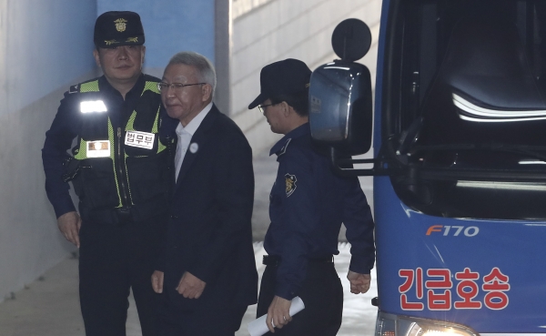 양승태 전 대법원장이 지난 29일 오전 서울 서초구 서울중앙지법에서 열린 '사법농단' 관련 1차 공판에 출석하고 있다. ⓒ뉴시스