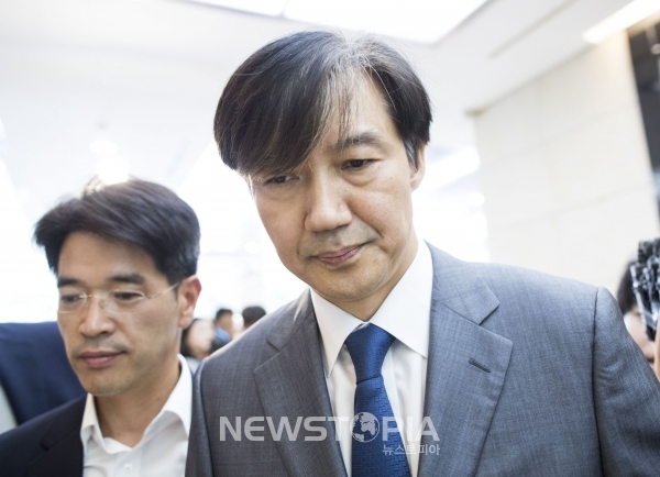 조국 법무부 장관 후보자가 23일 서울 종로구 인사청문회 준비 사무실 로비에서 펀드 사회 기부 등에 대해 입장 발표를 마치고 사무실로 올라가고 있다. ⓒ뉴시스