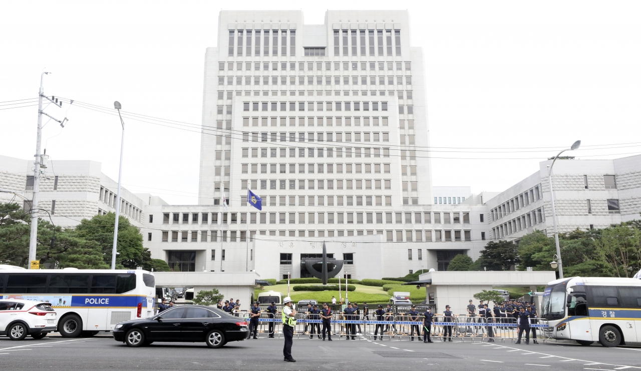 박근혜 전 대통령과 이재용 삼성전자 부회장, 최순실 씨의 국정농단 사건에 대한 대법원의 상고심일인 29일 서울 서초구 대법원 앞에서 경찰이 경비를 강하고 있다. ⓒ뉴시스