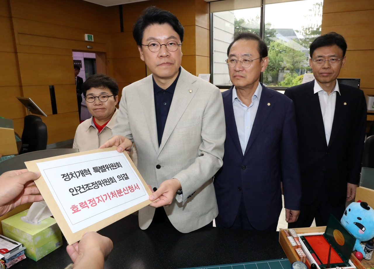 국회 정치개혁특별위원회 자유한국당 간사인 장제원 의원과 위원들이 28일 오후 서울 종로구 헌법재판소 민원실에서 정치개혁특별위원회 안건조정위원회 의결 효력정지 가처분신청서를 접수하고 있다. ⓒ뉴시스