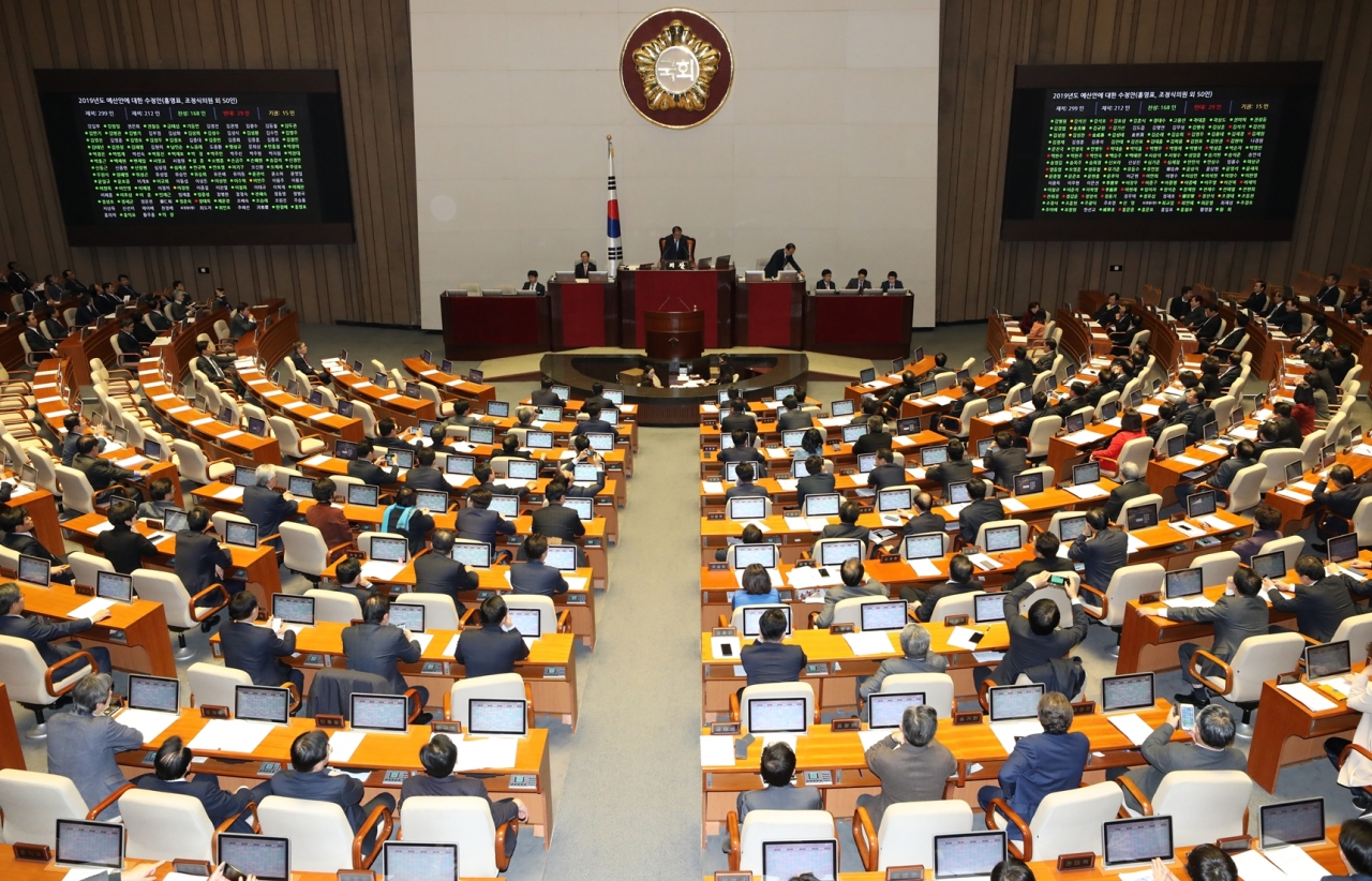 지난해 12월 8일 서울 영등포구 여의도 국회에서 열린 제364회 국회(정기회) 제16차 본회의에서 2019년도 예산안에 대한 수정안이 가결되고 있다. ⓒ뉴시스