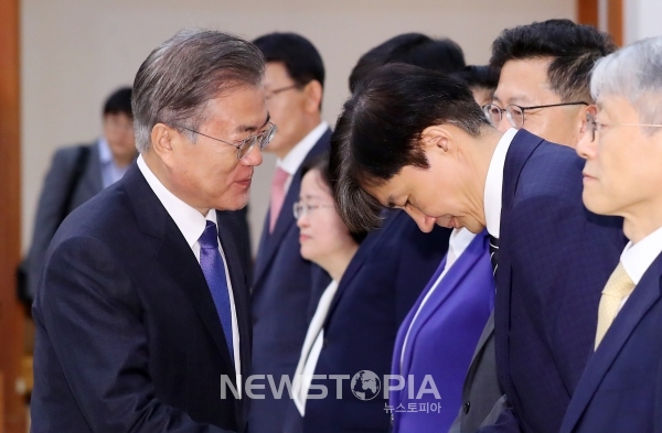 문재인 대통령이 9일 청와대 본관에서 조국 신임 법무부 장관과 악수하고 있다.ⓒ뉴시스