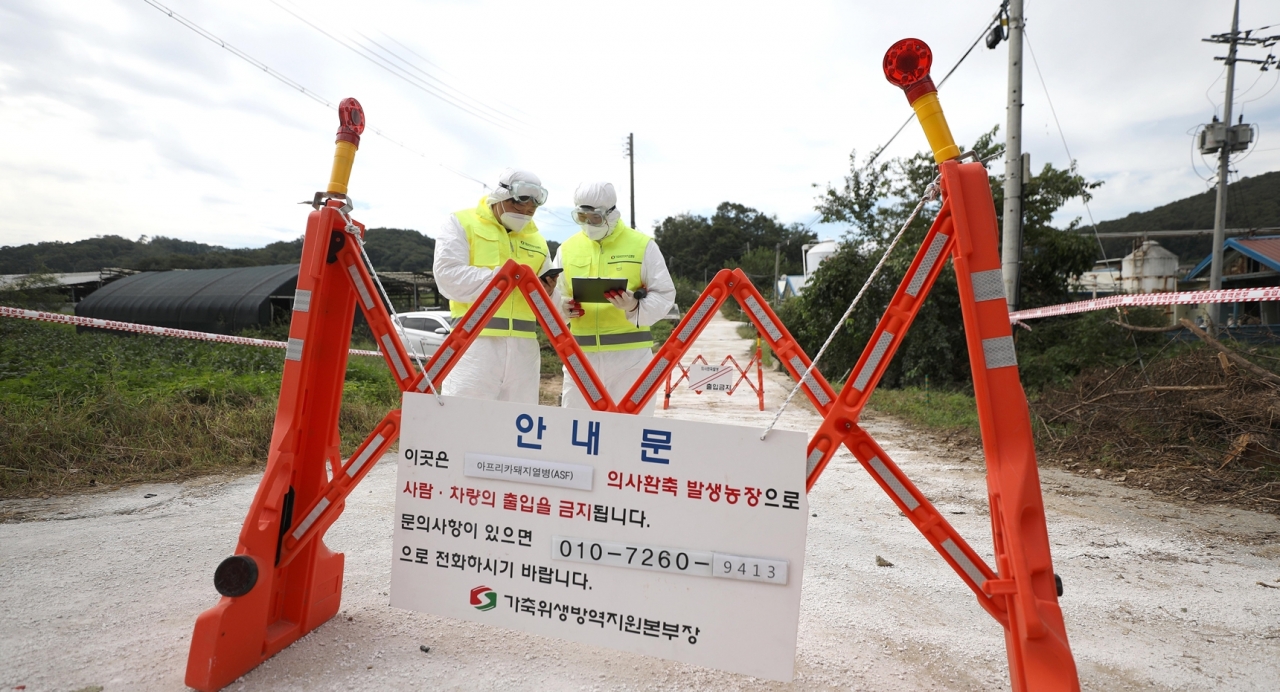 국내에서 처음으로 가축전염병인 아프리카돼지열병(ASF)이 발생한 17일 경기 파주시의 한 돼지농장에서 방역 관계자들이 현장 출입을 통제하고 있다. ⓒ뉴시스