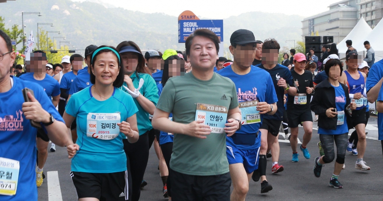 안철수 바른미래당 서울시장 후보와 부인 김미경 교수가 지난해 4월 29일 오전 서울 광화문광장에서 열린 '2018 서울 하프마라톤 대회'에 참가해 코스를 달리고 있다. ⓒ뉴시스/ 조선일보 제공