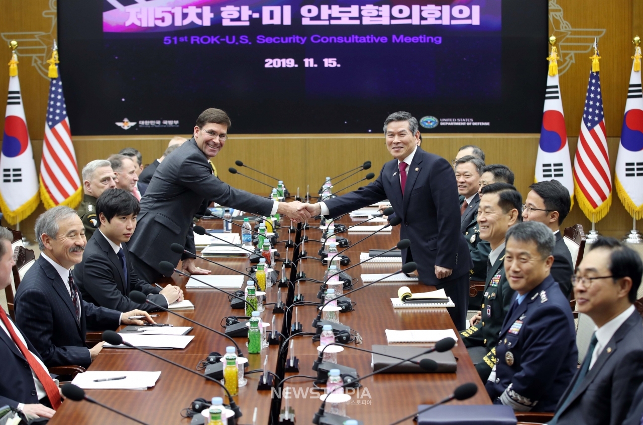 정경두 국방부 장관과 마크 에스퍼 미 국방부 장관이 15일 오전 서울 용산구 국방부 청사에서 열린 제51차 안보협의회(SCM) 확대 회담에서 악수하고 있다.ⓒ뉴시스