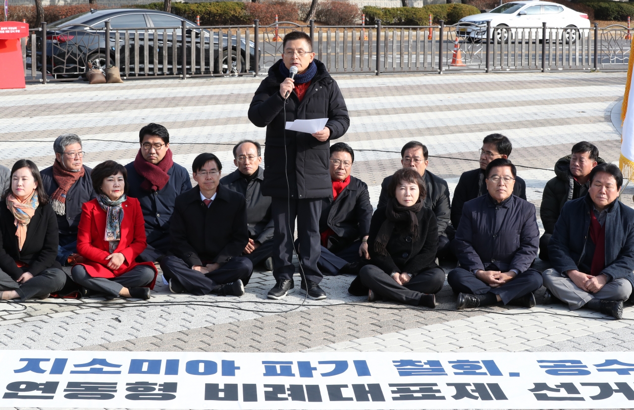 황교안 자유한국당 대표가 21일 오전 청와대 분수대 앞에서 열린 최고위원회의에 참석해 모두발언하고 있다. ⓒ뉴시스