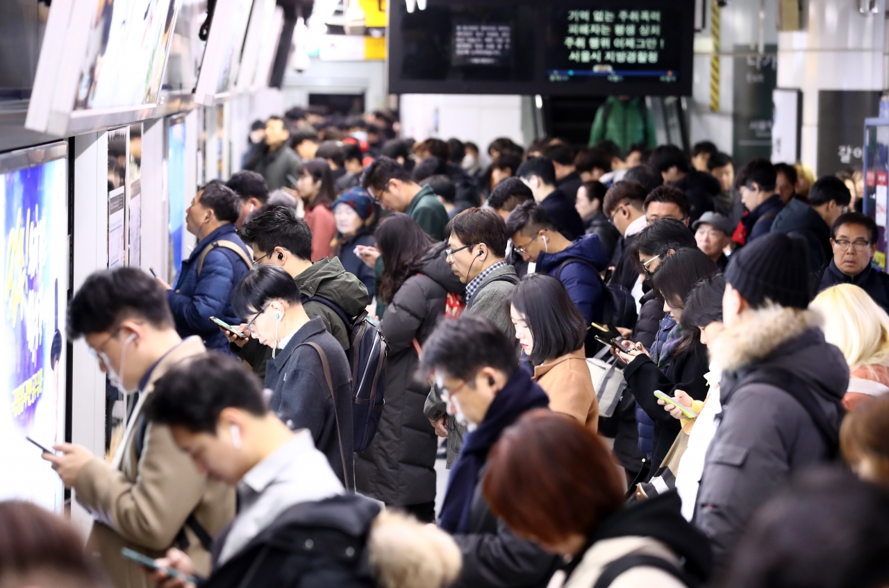 시민들이 한국철도와 전국철도노동조합이 임금 및 보충교섭에 합의해 파업이 종료된 25일 오전 서울 용산구 지하철1호선 서울역에서 지하철을 기다리고 있다. ⓒ뉴시스