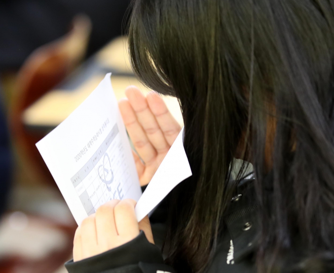 2020학년도 대학수학능력시험 성적통지표 배부일인 4일 오전 서울 영등포구 여의도여자고등학교에서 학생들이 수능 성적표를 확인하고 있다. ⓒ뉴시스