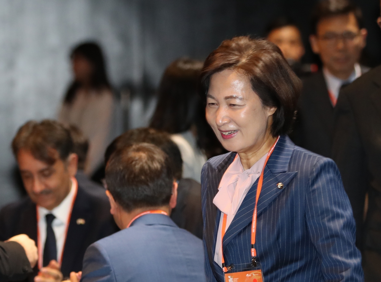 국회 한-러 CIS 의회회교포럼 회장인 추미애 더불어민주당 의원이 5일 오전 2019 북방포럼이 열린 서울 중구 신라호텔 행사장으로 들어오고 있다. ⓒ뉴시스