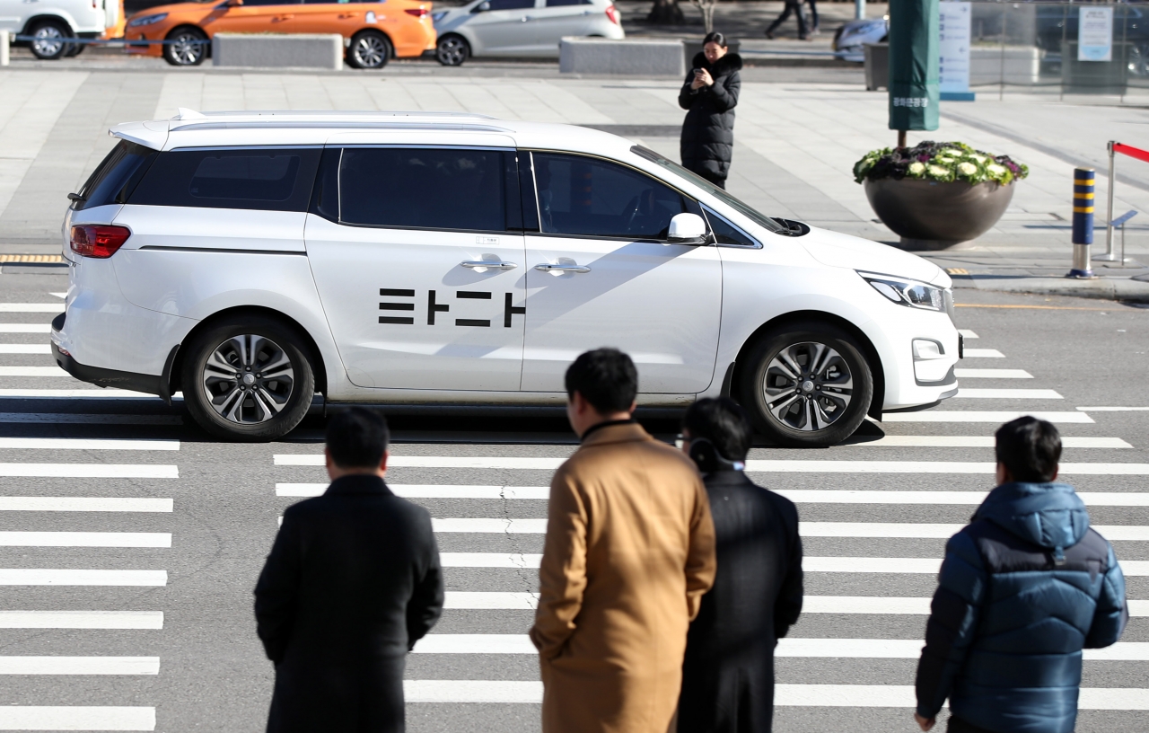 '타다 금지법'으로 불리는 여객자동차 운수사업법 개정안이 국회 국토교통위원회 전체회의를 통과한 6일 오후 서울 종로구 한 도로에서 타다가 운행되고 있다. ⓒ뉴시스