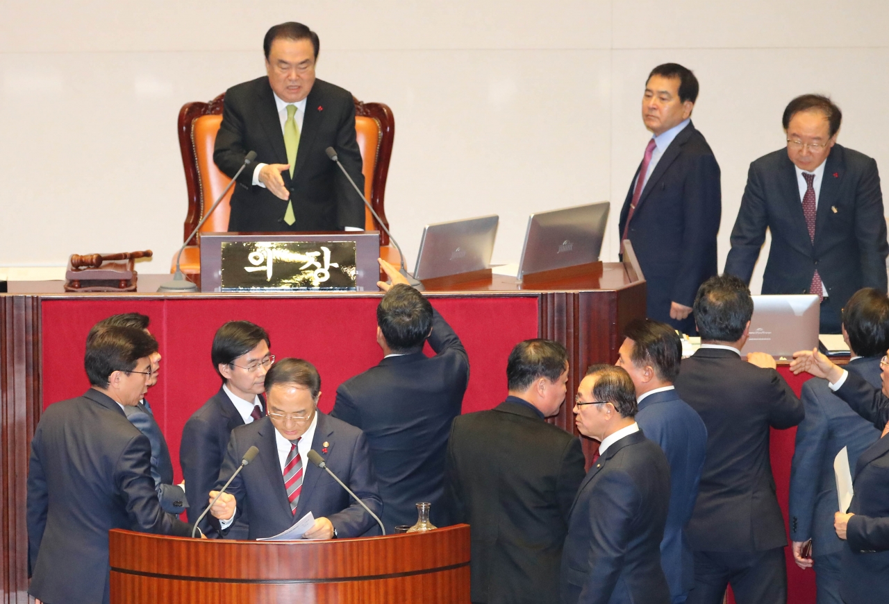 자유한국당 의원들이 10일 서울 여의도 국회 본회의에서 2020년 예산안 통과 반대를 외치며 문희상 의장에게 항의하고 있다. ⓒ뉴시스