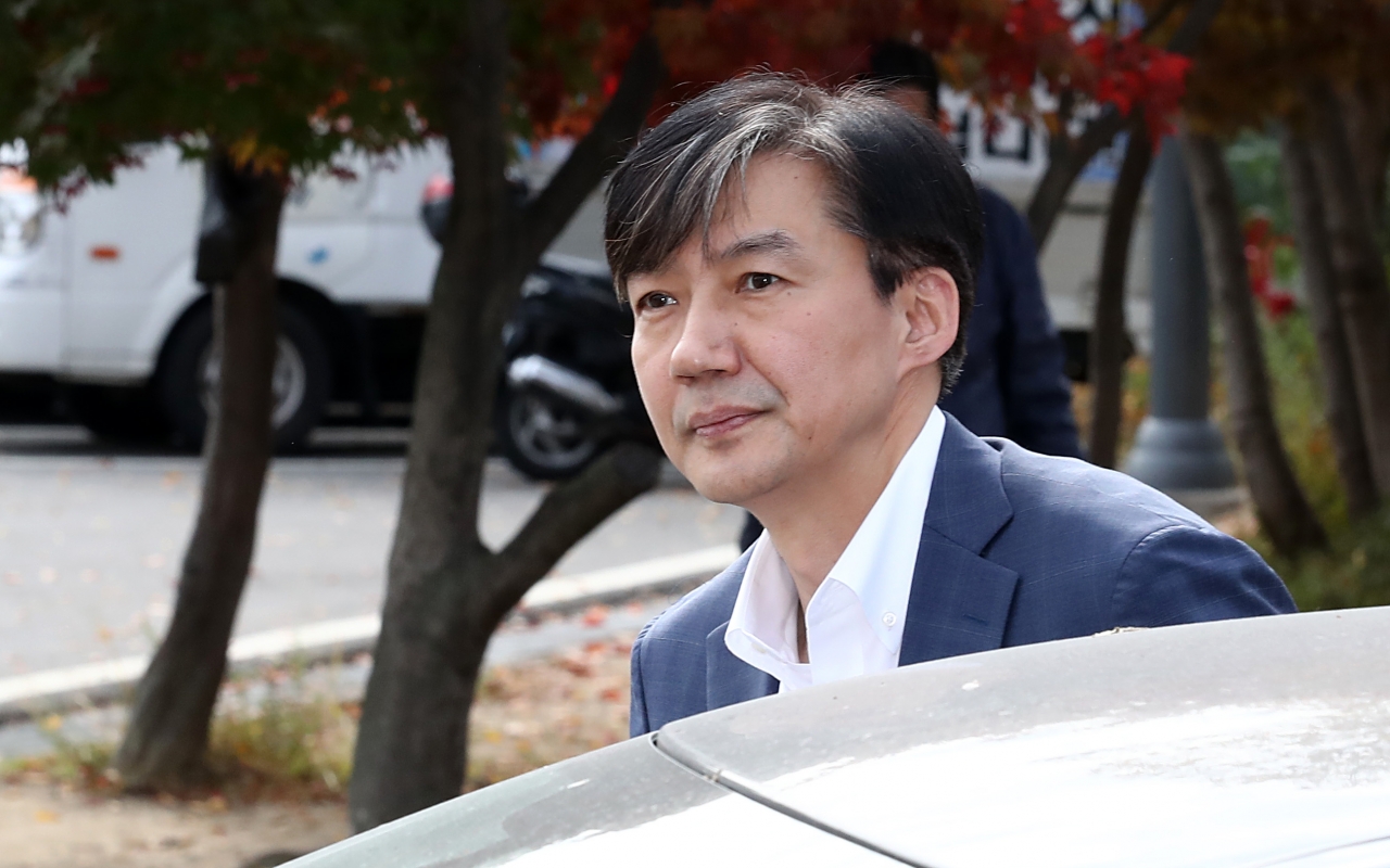 조국 전 법무부 장관이 부인 정경심 교수 접견을 위해 24일 오전 경기 의왕시 서울구치소로 들어서고 있다. ⓒ뉴시스