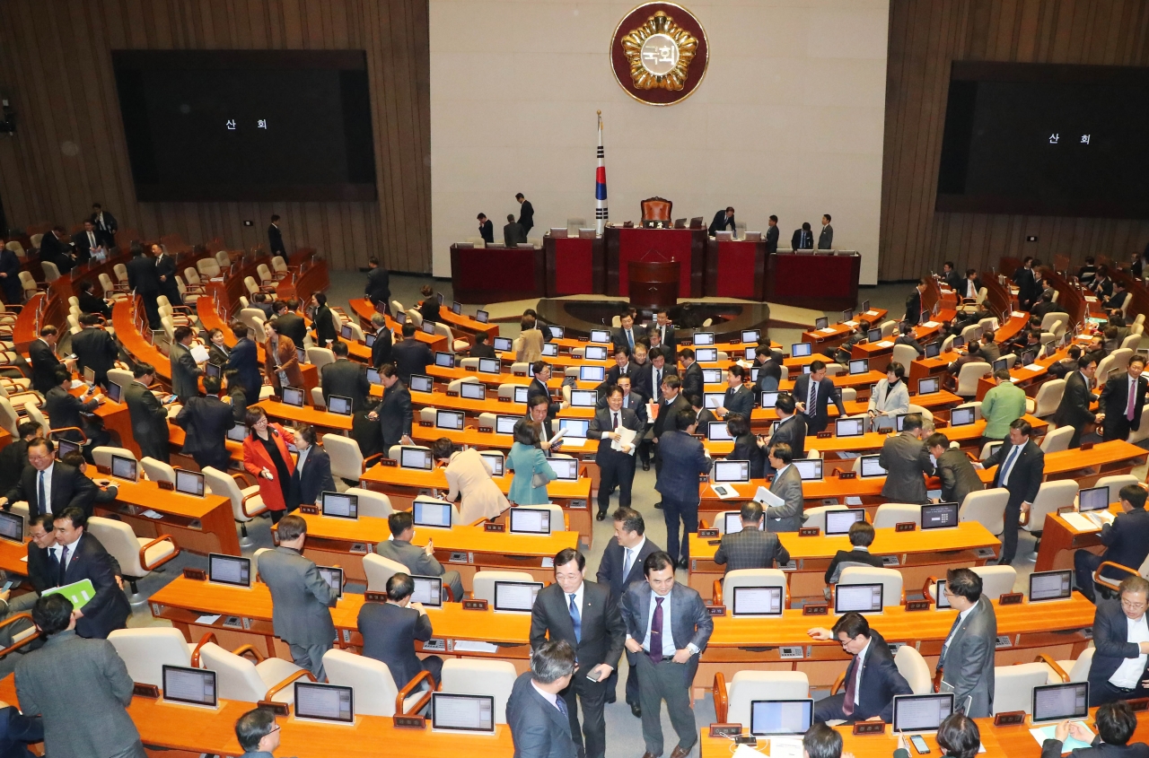 더불어민주당과 바른미래당 등 의원들이 10일 오후 서울 여의도 국회 본회의장에서 열린 제371회 국회(정기회) 제12차 본회의가 끝난 뒤 본회의장을 나서고 있다. ⓒ뉴시스