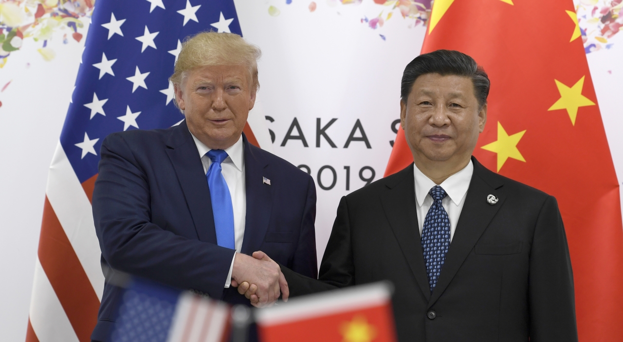 도널드 트럼프 미 대통령(왼쪽)과 시진핑(習近平) 중국 국가주석이 6월 29일 주요 20개국(G20) 정상회담이 열리고 있는 일본 오사카(大阪)에서 정상회담을 위해 만나 악수를 나누고 있다. ⓒAP