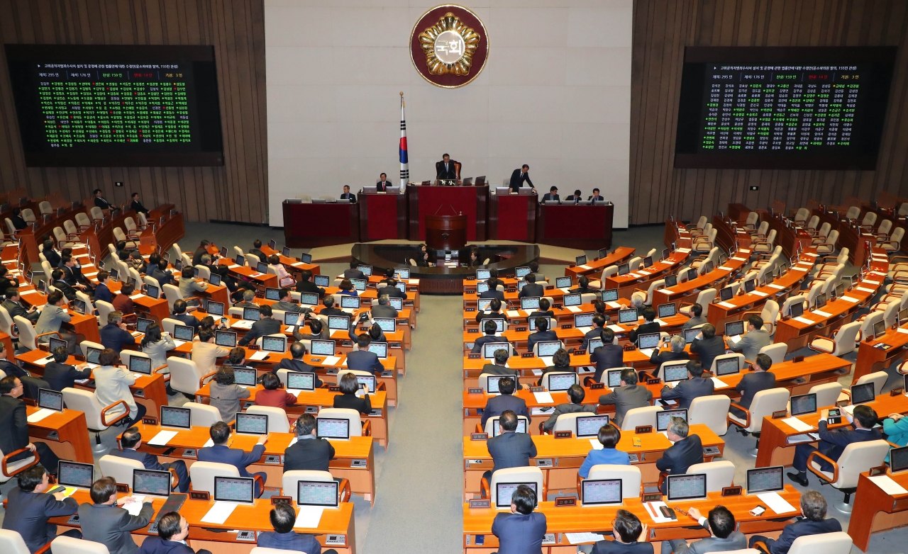 고위공직자범죄수사처(공수처) 법안이 30일 서울 여의도 국회에서 열린 제374회 국회(임시회) 제1차 본회의에 상정되어 재석:176 찬성:159 반대:14 기권3 으로 가결되고 있다. ⓒ뉴시스