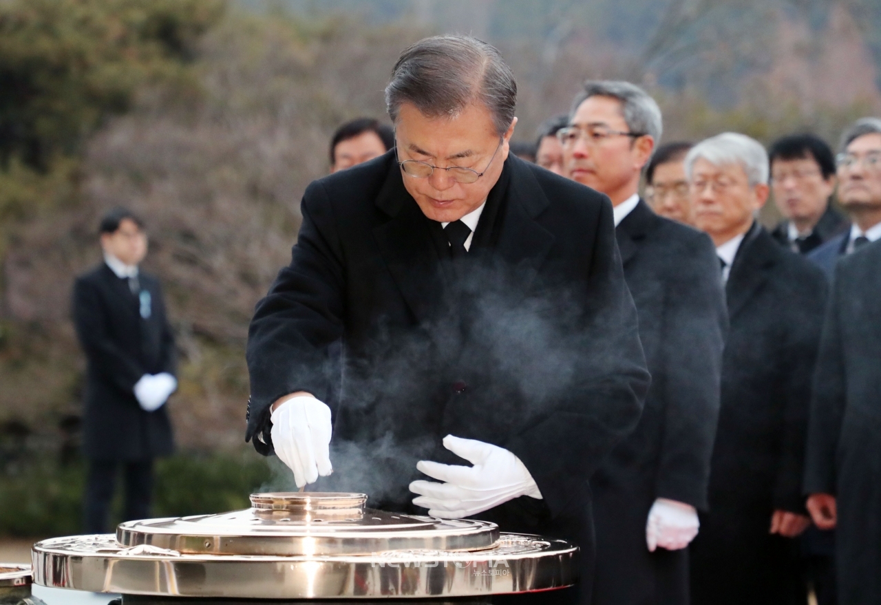 문재인 대통령과 국무위원들이 2일 오전 서울 동작구 국립서울현충원을 참배하고 있다. ⓒ뉴시스