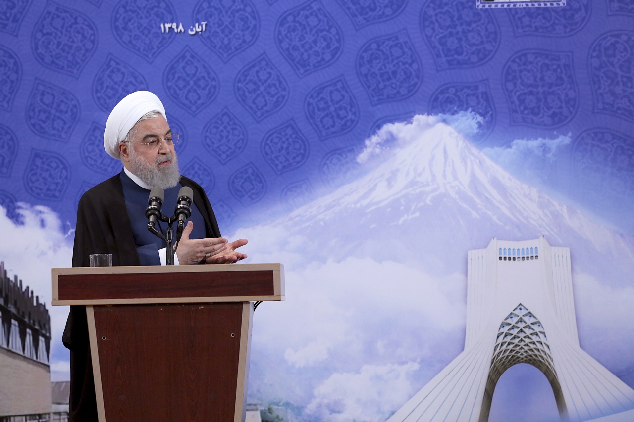 하산 로하니 이란 대통령이 5일(현지시간) 수도 테헤란 서쪽 파디스 테크 파크의 아자디 혁신 공장 준공식에 참석해 연설하고 있다. ⓒAP