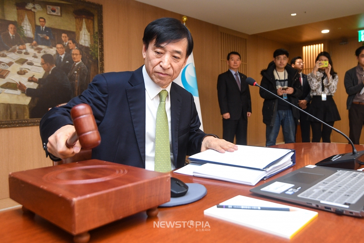 이주열 한국은행 총재가 17일 오전 서울 중구 한국은행에서 열린 2020년 첫 금융통화위원회에서 의사봉을 두드리고 있다.ⓒ뉴시스